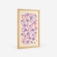 Poster de um padrão floral orgânico com flores e folhas numa paleta de cores pastel que inclui tons de rosa, roxo e azul. 4